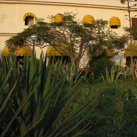 Laura Hotel 3*